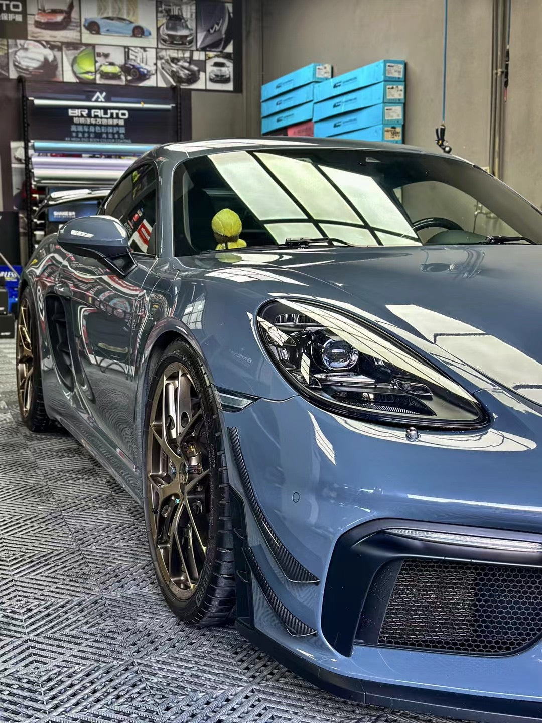 Porsche 718 Cayman GT4 Dive Planes